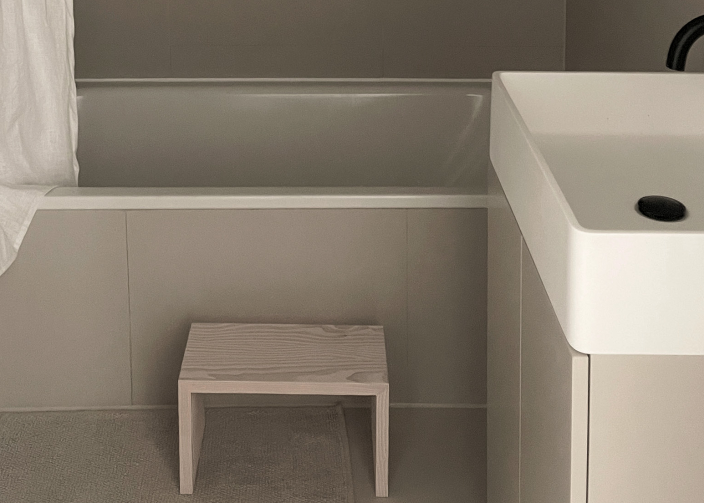 Waschbecken Schrank hell und Hocker